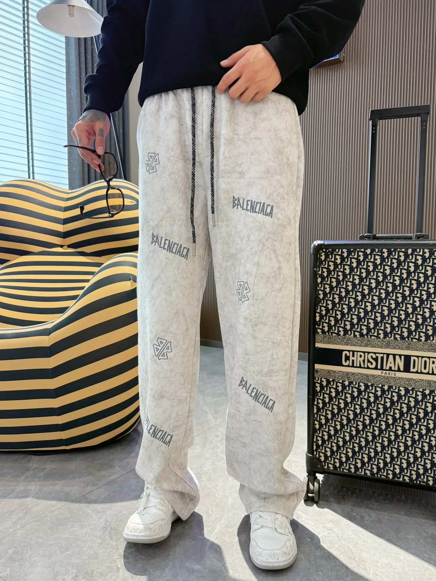 Balenciaga 🆕2026 Autumn and Winter New Arrival Casual Pants! The official website will be released simultaneously. Brand Classic LOGO casual pants, customized fabrics, excellent comfort and strong touch. Highly recognisable, perfect appearance and craftsmanship. Size:M-3XL